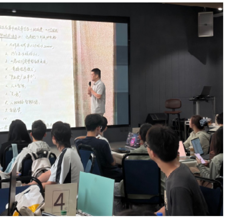 学员在课堂中交流学习